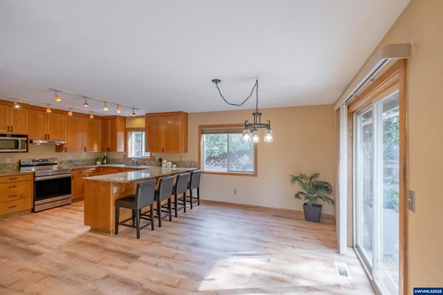 407 S 30th St, Philomath, OR 97370