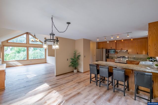 407 S 30th St, Philomath, OR 97370