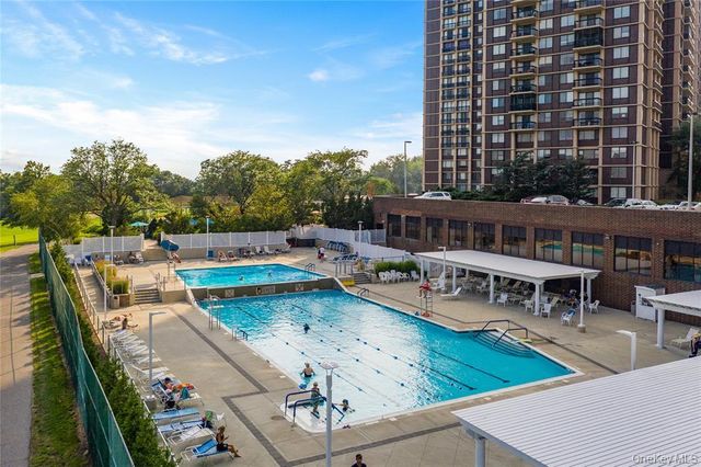 27110 Grand Central Parkway 14E, Floral Park, NY 11005