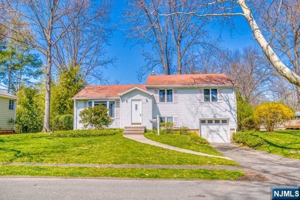 23 Smith Court, Closter, NJ 07624