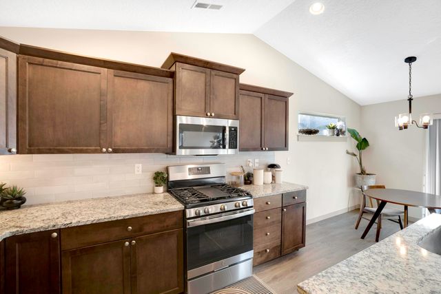 2378 NW Kingwood Avenue, Redmond, OR 97756