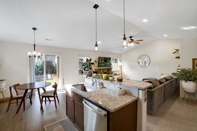 2378 NW Kingwood Avenue, Redmond, OR 97756