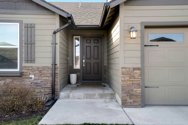 2378 NW Kingwood Avenue, Redmond, OR 97756