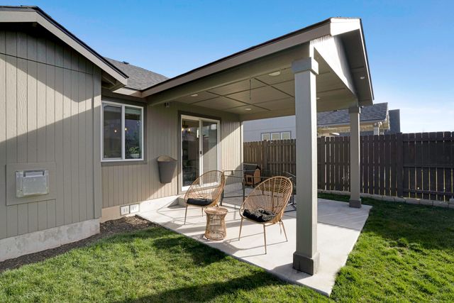 2378 NW Kingwood Avenue, Redmond, OR 97756