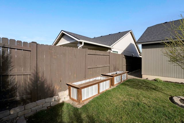 2378 NW Kingwood Avenue, Redmond, OR 97756