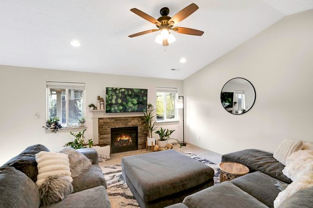 2378 NW Kingwood Avenue, Redmond, OR 97756