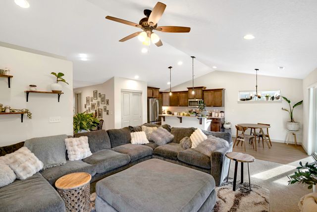 2378 NW Kingwood Avenue, Redmond, OR 97756