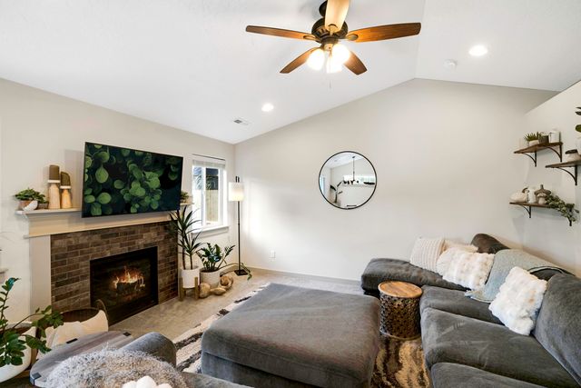 2378 NW Kingwood Avenue, Redmond, OR 97756