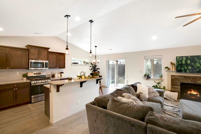 2378 NW Kingwood Avenue, Redmond, OR 97756