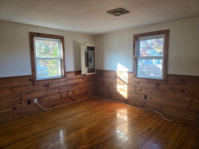 8 Holly Ln, Yarmouth, MA 02664