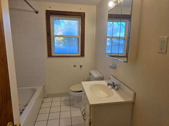 8 Holly Ln, Yarmouth, MA 02664