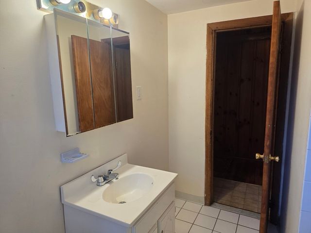 8 Holly Ln, Yarmouth, MA 02664