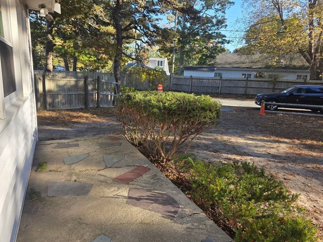 8 Holly Ln, Yarmouth, MA 02664