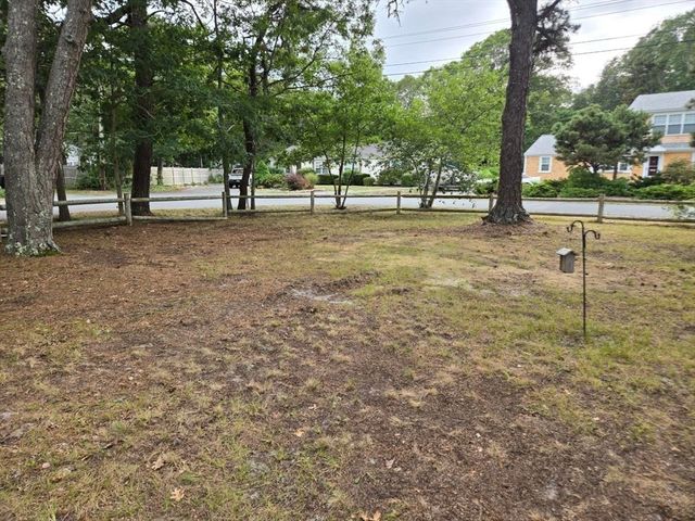 8 Holly Ln, Yarmouth, MA 02664