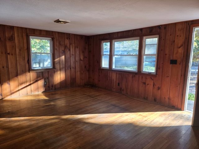 8 Holly Ln, Yarmouth, MA 02664