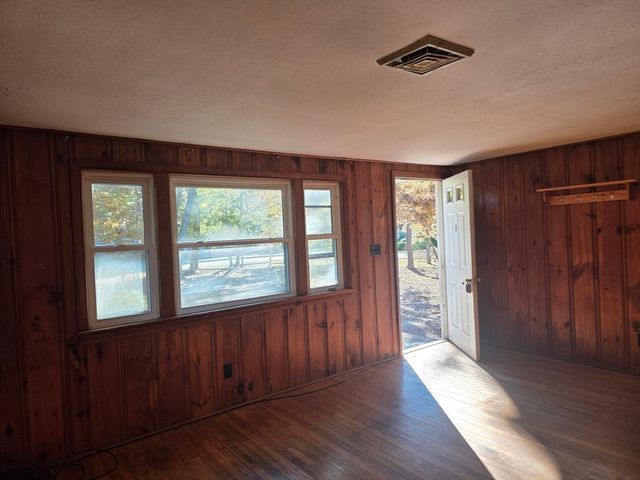 8 Holly Ln, Yarmouth, MA 02664