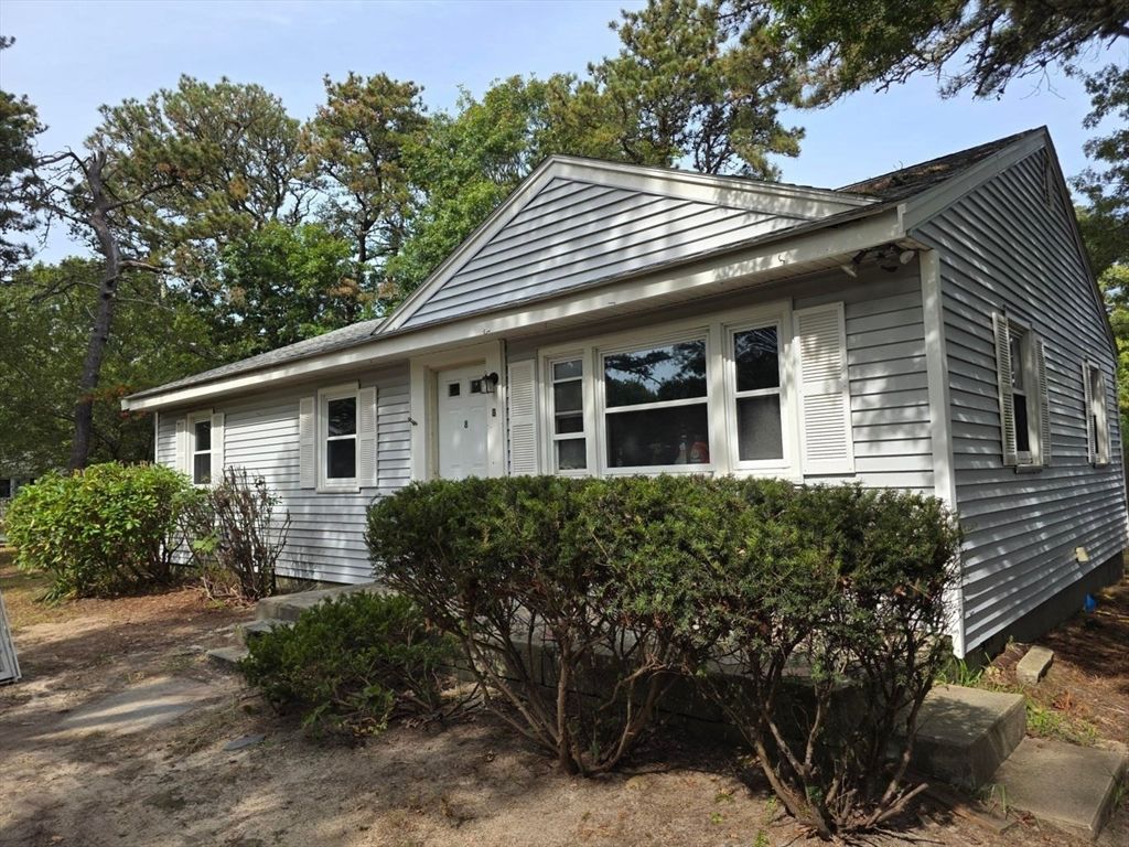 8 Holly Ln, Yarmouth, MA 02664
