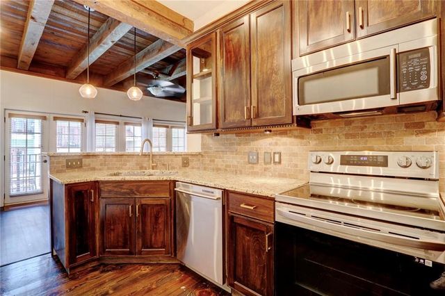 1111 W 46th Street 22, Kansas City, MO 64112