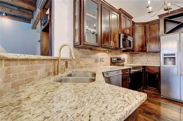 1111 W 46th Street 22, Kansas City, MO 64112