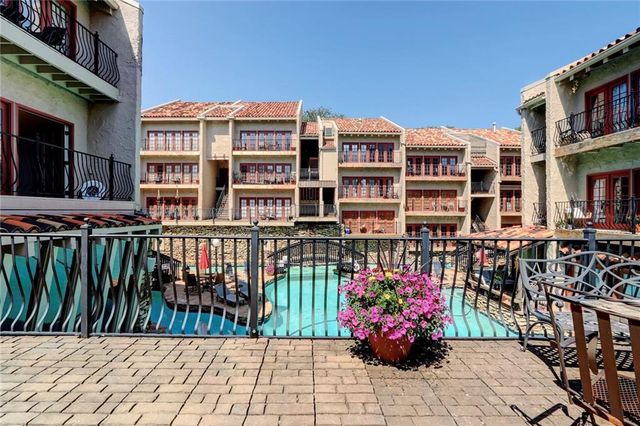 1111 W 46th Street 22, Kansas City, MO 64112