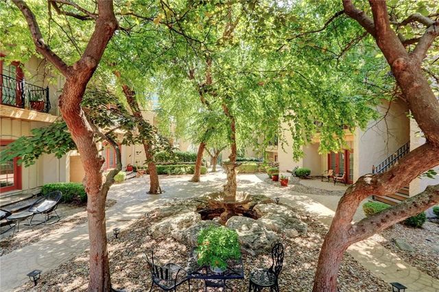 1111 W 46th Street 22, Kansas City, MO 64112