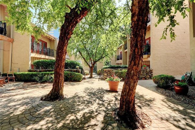 1111 W 46th Street 22, Kansas City, MO 64112