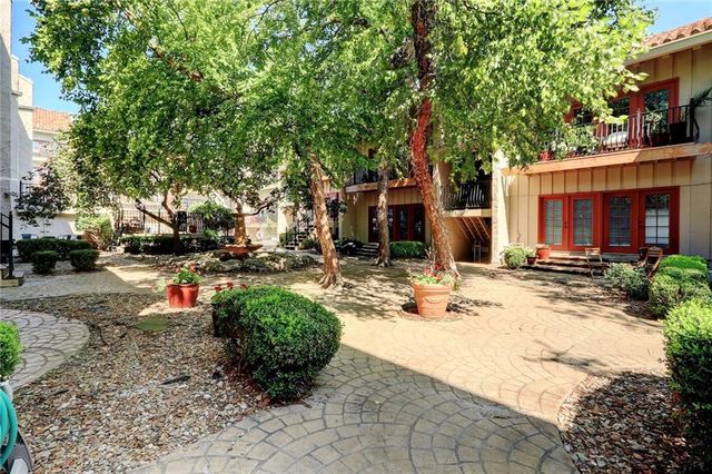 1111 W 46th Street 22, Kansas City, MO 64112