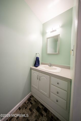 15 Fieldcrest Way, Hazlet, NJ 07730