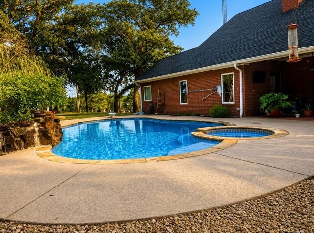 3288 County Road 136, Whitesboro, TX 76273