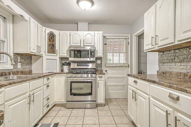 2704 Schumway Drive, Johnson City, TN 37601