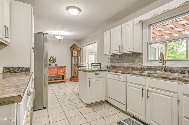 2704 Schumway Drive, Johnson City, TN 37601