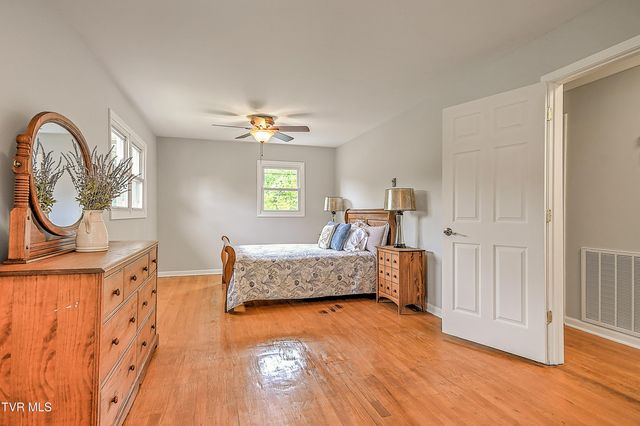 2704 Schumway Drive, Johnson City, TN 37601