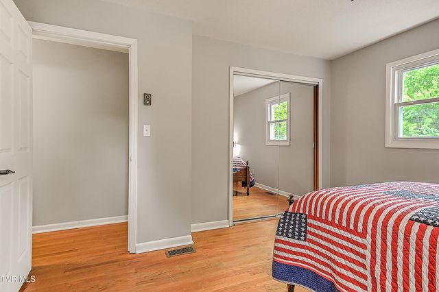 2704 Schumway Drive, Johnson City, TN 37601