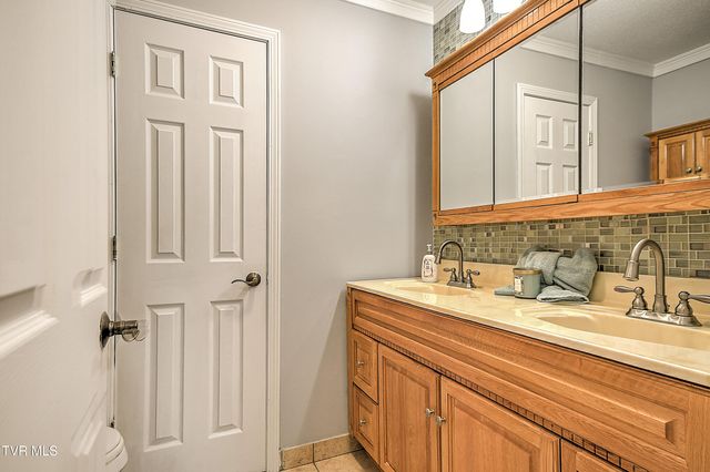 2704 Schumway Drive, Johnson City, TN 37601