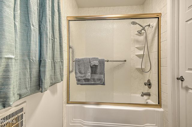 2704 Schumway Drive, Johnson City, TN 37601