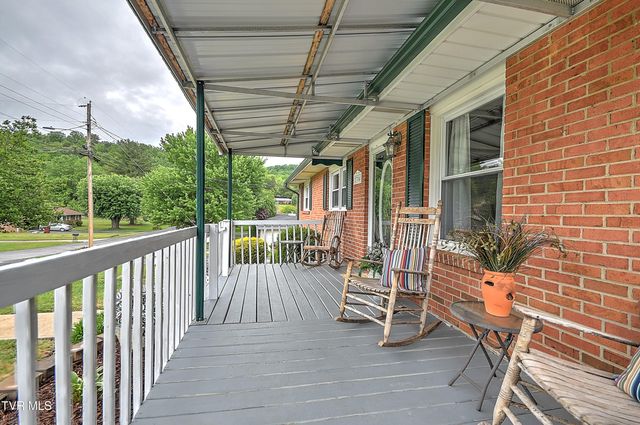 2704 Schumway Drive, Johnson City, TN 37601