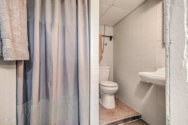 2704 Schumway Drive, Johnson City, TN 37601