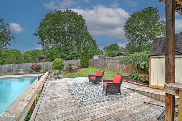 2704 Schumway Drive, Johnson City, TN 37601