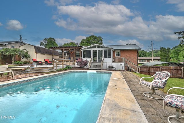 2704 Schumway Drive, Johnson City, TN 37601