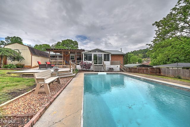 2704 Schumway Drive, Johnson City, TN 37601