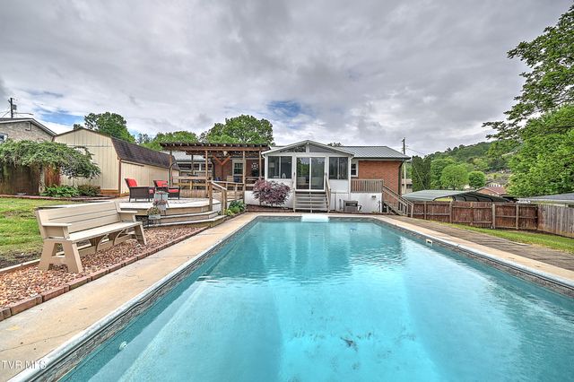 2704 Schumway Drive, Johnson City, TN 37601