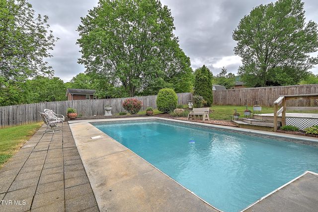 2704 Schumway Drive, Johnson City, TN 37601