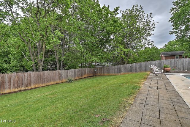 2704 Schumway Drive, Johnson City, TN 37601