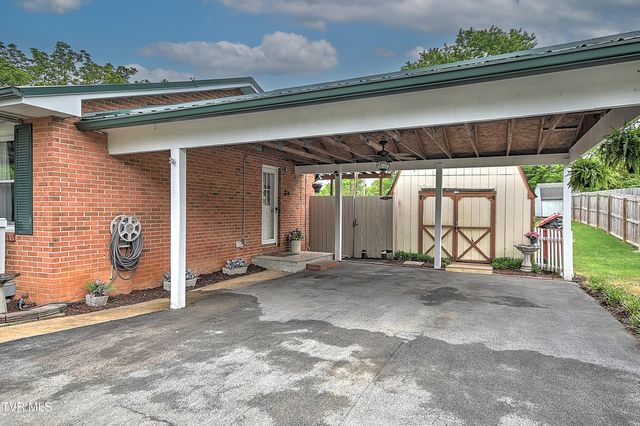 2704 Schumway Drive, Johnson City, TN 37601