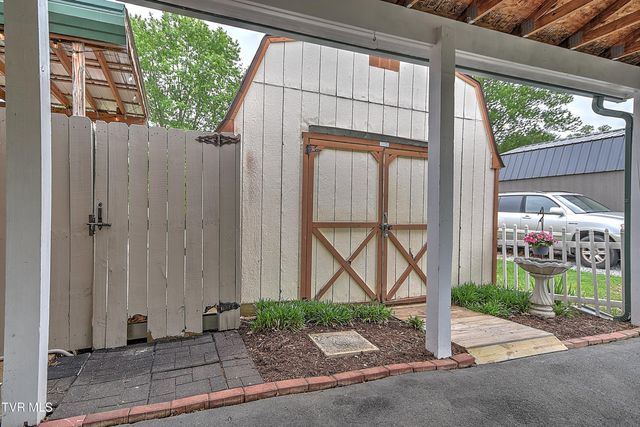 2704 Schumway Drive, Johnson City, TN 37601