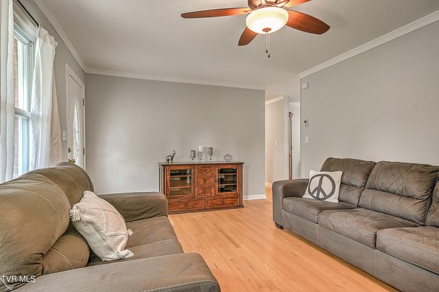 2704 Schumway Drive, Johnson City, TN 37601