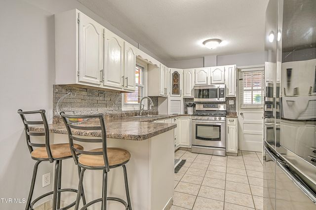 2704 Schumway Drive, Johnson City, TN 37601