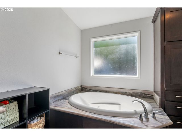 308 E HUMBOLDT St, Bingen, WA 98605