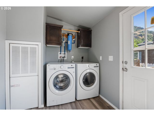 308 E HUMBOLDT St, Bingen, WA 98605
