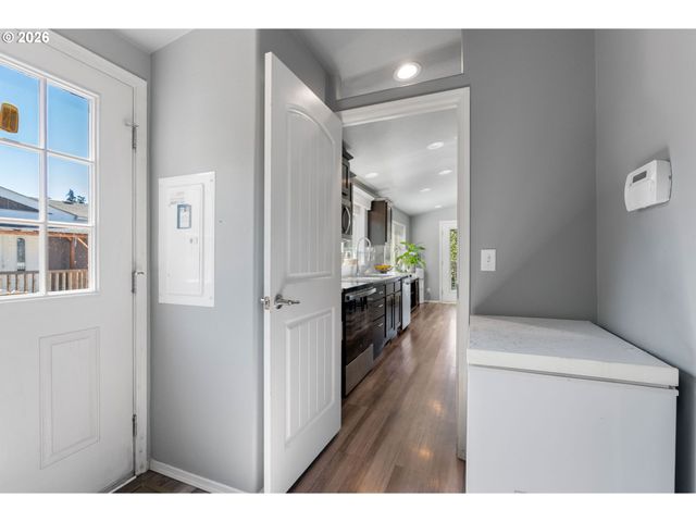308 E HUMBOLDT St, Bingen, WA 98605